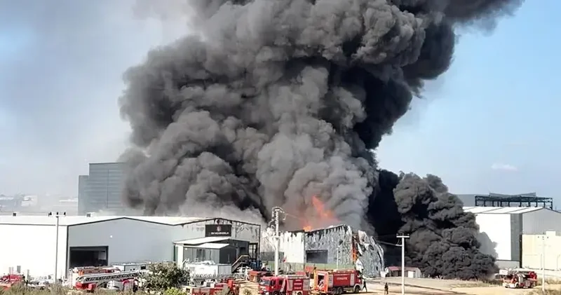 Kocaeli’de depodaki yangın, bitişiğindekine sıçradı