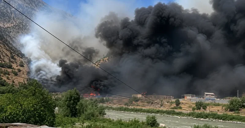 Hakkari de hurdalık alanda yangın çıktı