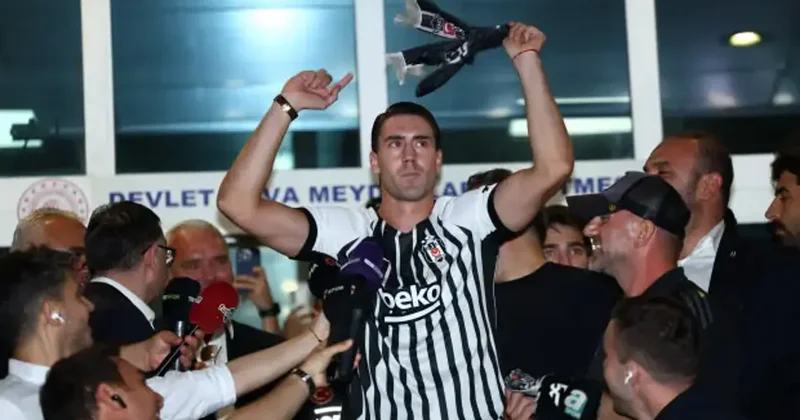 Beşiktaş ın yeni golcüsü Vlahovic, İstanbul da! İlk açıklamasını Türkçe yaptı