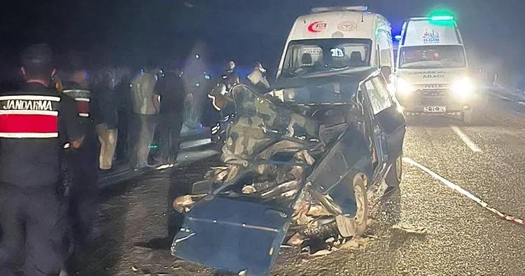 Konya da traktör römorkuna çarpan otomobildeki yaşlı çift hayatını kaybetti
