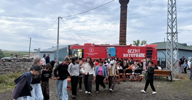 Kars ta Gezici Kütüphane Demirkent Köyü ndeki öğrencilere unutulmaz bir gün yaşattı Kars Haberleri Habertürk Yerel Haberler