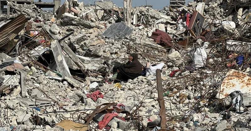 Gazze de katil İsrail saldırısında yıkılan evin enkazından 13 Filistinlinin cenazesi çıkarılıyor
