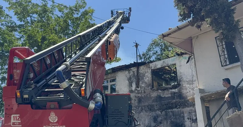 Pendik te metruk evde çıkıp bitişikteki binaya sıçrayan yangın söndürüldü