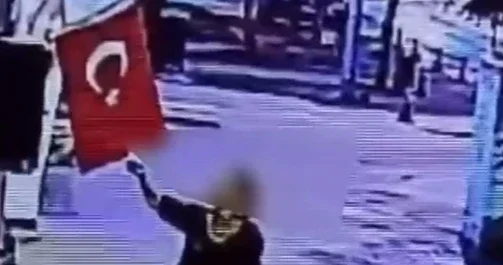 Muğla’da iş yerinin önündeki Türk bayrağını çakmakla yakan kadın şüpheli aranıyor