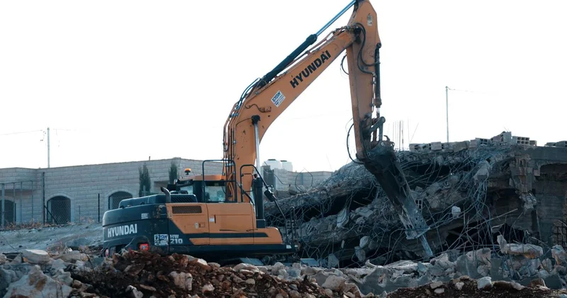 İşgalci İsrail, Batı Şeria da yasa dışı yerleşimler için Filistinlilere ait 26 binayı yıkıyor