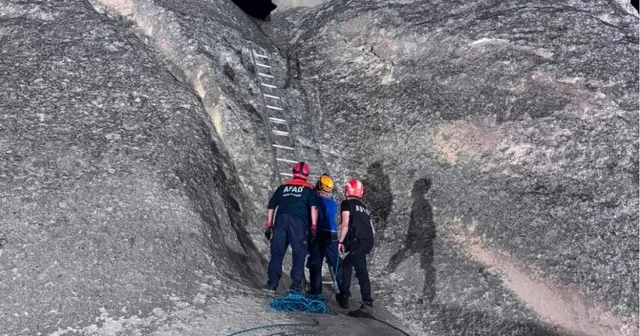 Peribacasının tepesinde mahsur kalan turisti AFAD ekipleri kurtardı Nevşehir Haberleri Habertürk Yerel Haberler