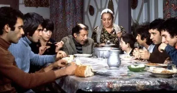 Arzu Film kararını verdi: Yeşilçam ın efsane filmi Bizim Aile dizi oluyor!