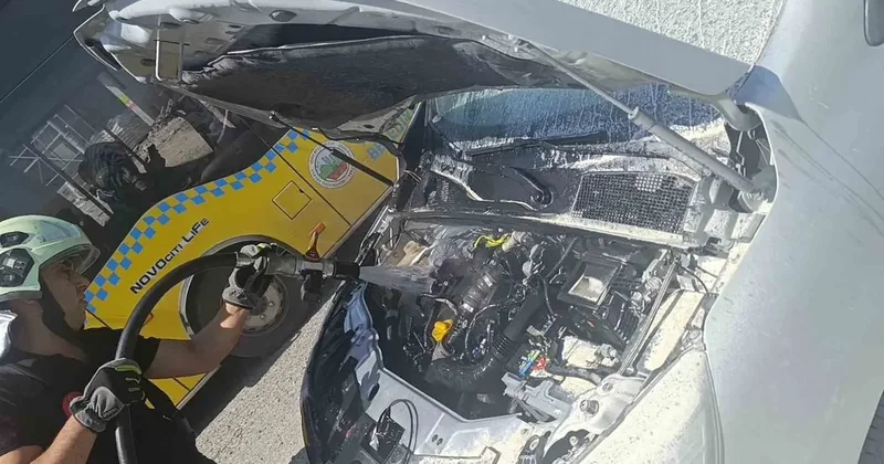 Siirt’te seyir halindeki hafif ticari aracın motoru alev aldı