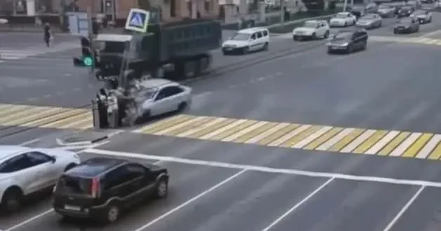 Rusya da dehşet anları: Kontrolden çıkan araç ışıklardaki yayaları biçti