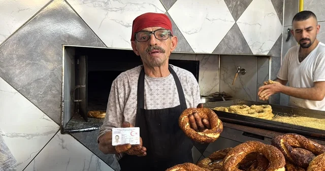 Eskişehir de soyadıyla mesleği özdeşleşen simit ustası Simit ustası Selçuk Susam 45 yıldır 300 derecelik fırının başında ilk günkü heyecanla çalışıyor Eskişehir Haberleri Habertürk Yerel Haberler