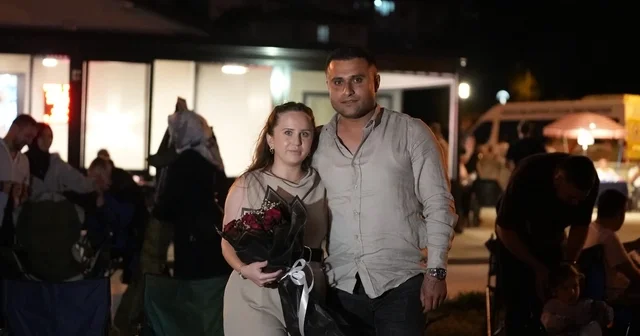 Film izlemeye geldi evlilik teklifi aldı Açık hava yaz sineması evlilik teklifine sahne oldu Düzce Haberleri Habertürk Yerel Haberler