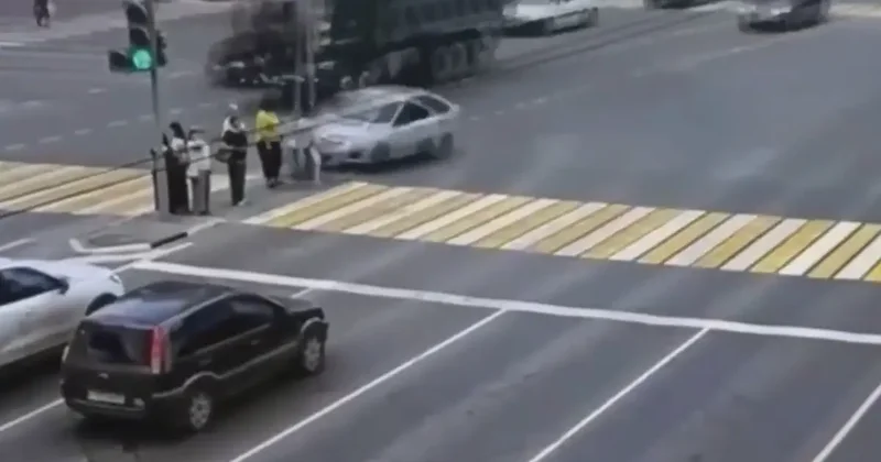 Kalp krizi geçirdi, 7 kişiyi aracıyla ezdi