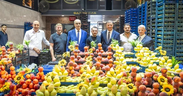 Başkan Tugay, hal esnafıyla buluştu İzmir Büyükşehir Belediye Başkanı Dr. Cemil Tugay: Herkes hak ettiği kazanca sahip olmalı İzmir Haberleri Habertürk Yerel Haberler