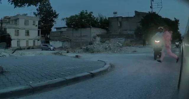 Motosikletin çarptığı kadın, ayağa kalkıp koşarak uzaklaştı Adana Haberleri Habertürk Yerel Haberler