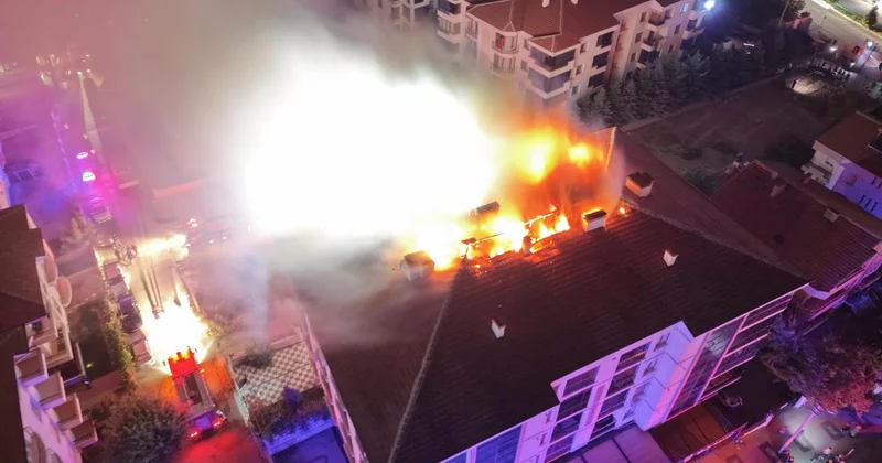 4 katlı binada yangın paniği: Alevler asansör boşluğundan çatıya tırmandı