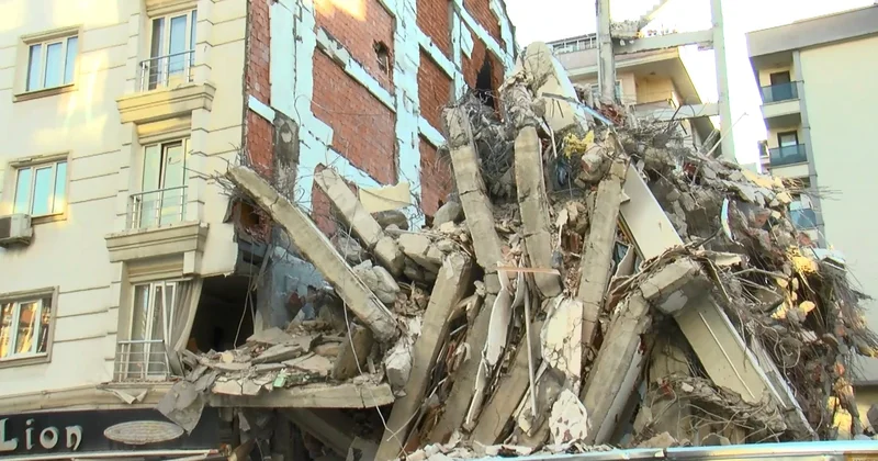Bahçelievler de 6 katlı bina yıkım sırasında çöktü
