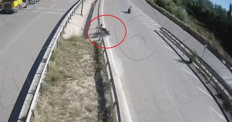 Amasya’da bariyere çarpan motosikletin sürücüsü öldü; kaza kamerada