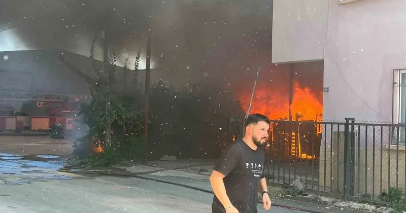 Antalya’da ev ve depo yangını
