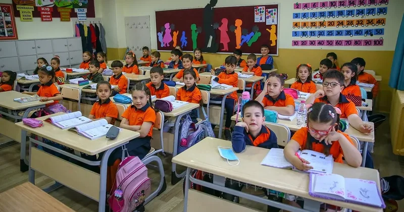 SON DAKİKA... İstanbul Valiliği duyurdu! 2026 2027 Eğitim Öğretim yılının ilk günü ders saatleri değişti: İşte alınan tedbirler!