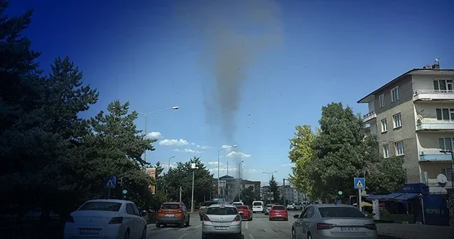 Erzurum da rüzgarın etkisiyle hortum oluştu: O anlar kamerada
