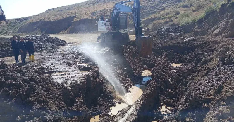 Hakkari’de 3 bin 500 rakımda su hattı için zorlu çalışma