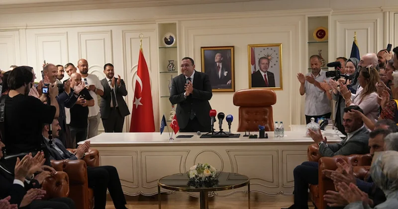 Toplama kalabalıkla kendini alkışlattı! Güler misin ağlar mısın? Sözcü Gazetesi