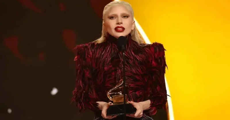Uzun zamandır görünmüyordu! Dünyaca ünlü şarkıcı Lady Gaga bebeğiyle görüntülendi