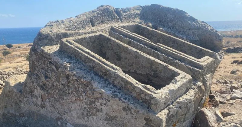 Dev kayanın üzerine oyulmuş 2 bin 400 yıllık ikiz lahit dikkat çekiyor