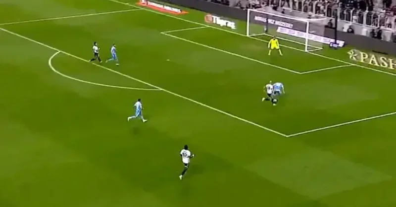 Dolmabahçe de tartışmalı pozisyonlar! Hakem Beşiktaş ın iki golünü iptal etti