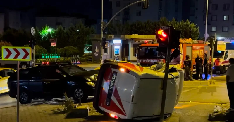 Üsküdar’da, kamyonetle çarpışan hafif ticari aracın sürücüsü yaralandı