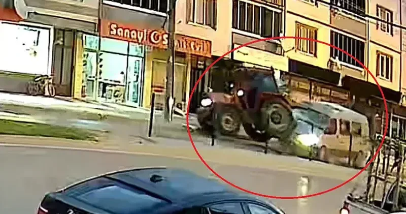 Tarım işçilerini taşıyan minibüs, park halindeki traktöre çarptı; 10 kişinin yaralandığı kaza kamerada