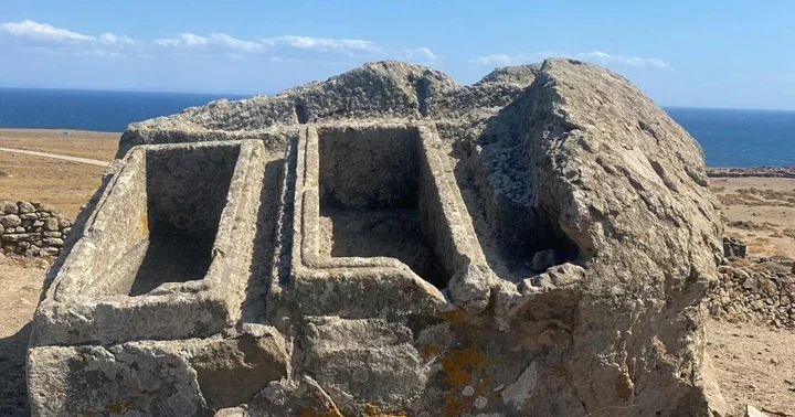 2 bin 400 yıllık! Gökçeada’da kayaya oyuldu: İkiz mezarlar...