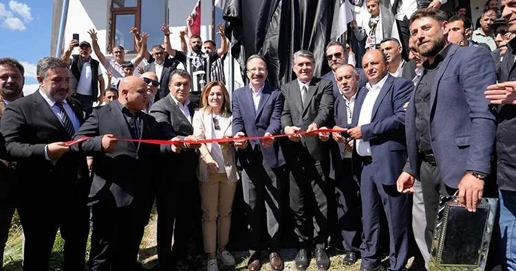 Serdal Adalı, Ardahan’ın Beşiktaş Köyü nde kartal heykeli açtı