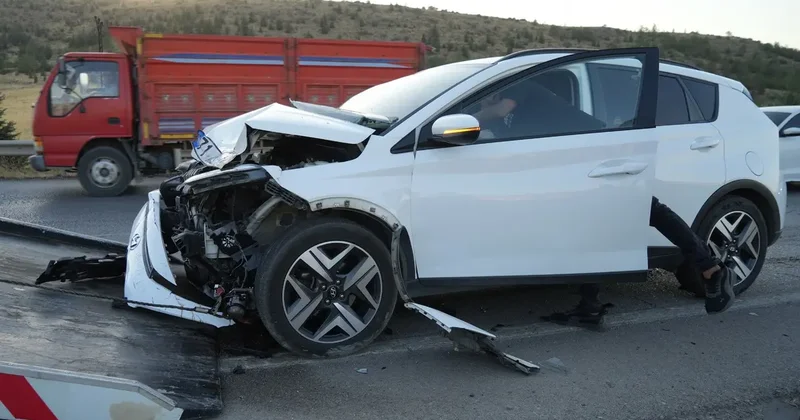 Feci kazada otomobiller hurdaya döndü: 4 yaralı