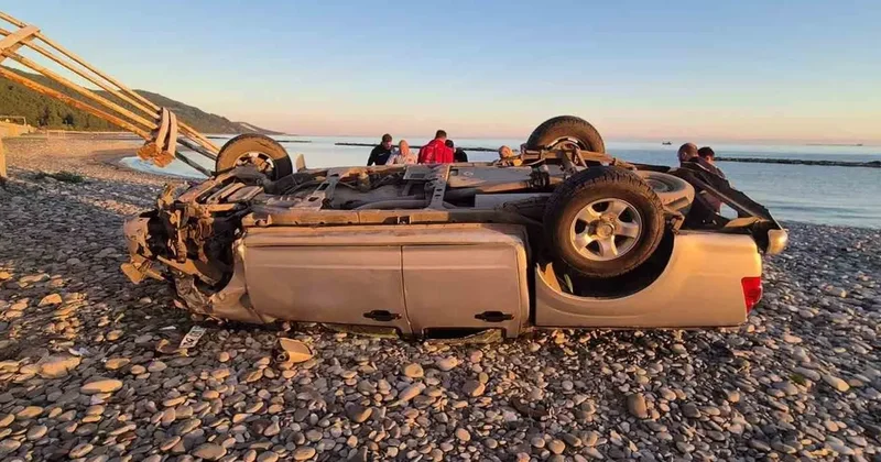 Pikap halk plajına uçtu: 2 yaralı
