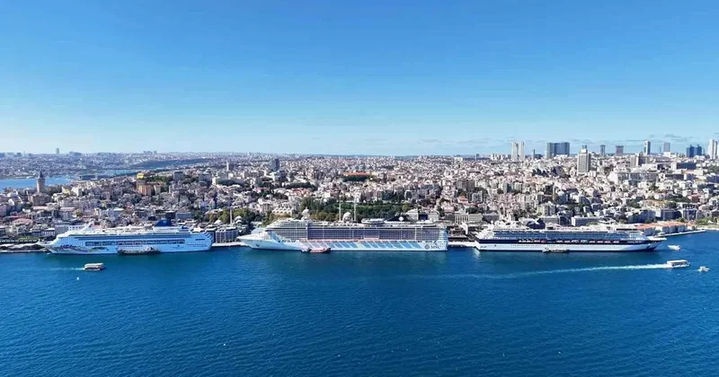 İstanbul siluetine eşlik eden 3 kruvaziyer havadan görüntülendi