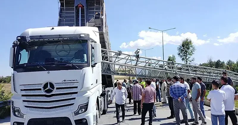 Damperi açık TIR, EDS direğini devirdi