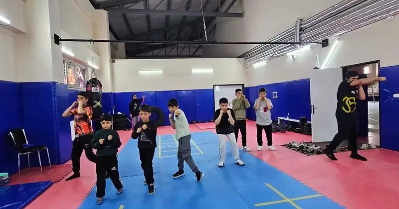 Boks kursu yoğun ilgiyle devam ediyor