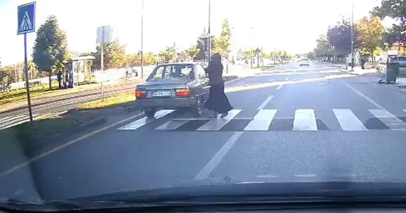 Yaya geçidinde otomobilin altında kalmaktan son anda kurtuldu