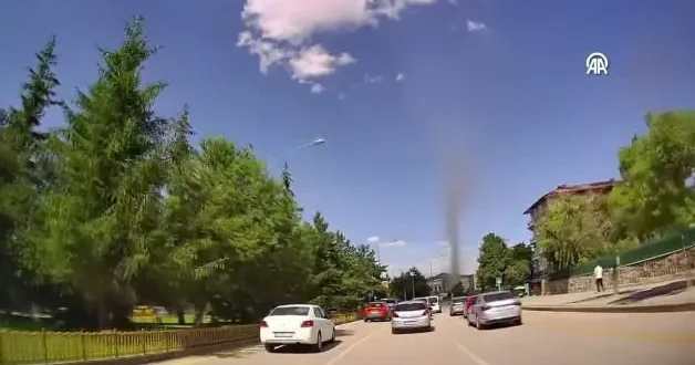 Erzurum da ilginç hava olayı: Günlük güneşlik havada hortum çıktı