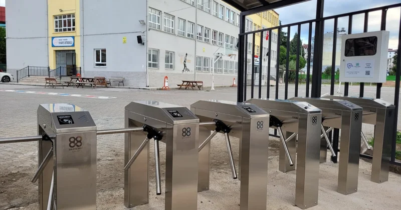 Bir okula daha turnike kuruldu: Öğrenciler artık kart basarak girecek