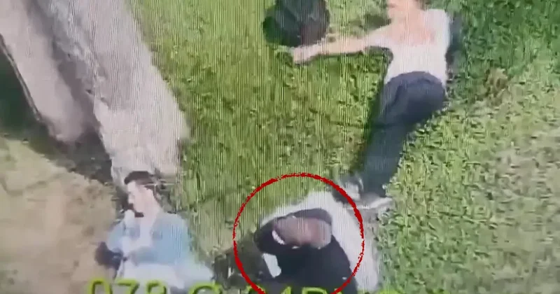 Sürünerek yaklaştı: Telefonu çalıp kaçtı! Saniye saniye kameralara yakalandı