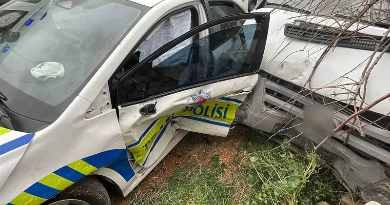 Kamyonetle polis aracı çarpıştı: 2 polis yaralı