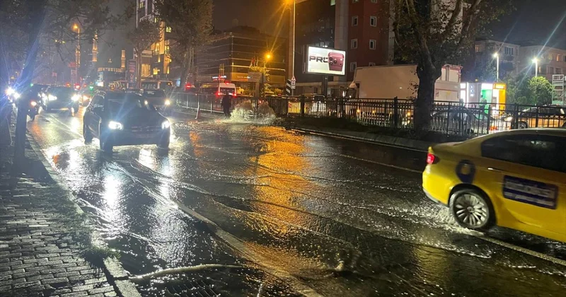Beşiktaş ta altyapı çalışması sırasında su borusu patladı