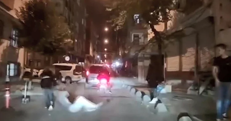İstanbul’da sokak ortasında kız kavgası! Saçından tutup yerde sürükledi