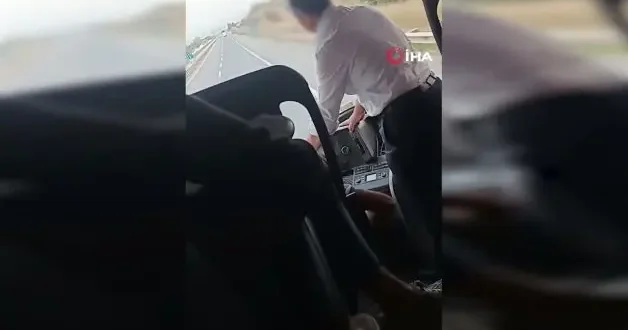 Bursa da yüksek hızda seyrederken şoför değiştirdiler: Dehşet anları kamerada!