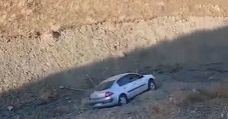 El freni çekilmeyen araç dere yatağına yuvarlandı