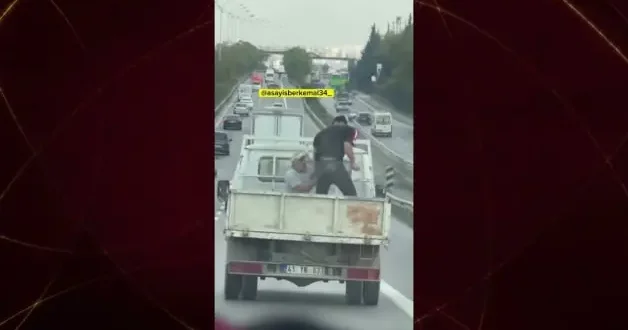 Otobandan akılalmaz görüntüler: Hareket halindeki kamyonet kasasında yumruklu kavga!