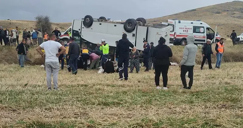 Afyonkarahisar da midibüs, şarampole devrildi: 25 yaralı