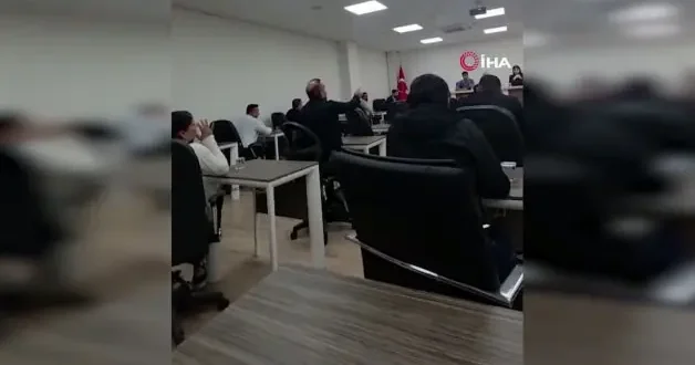 Şırnak ta belediye meclisi, boks ringine döndü! Çıkan kavgada yumruklar havada uçuştu